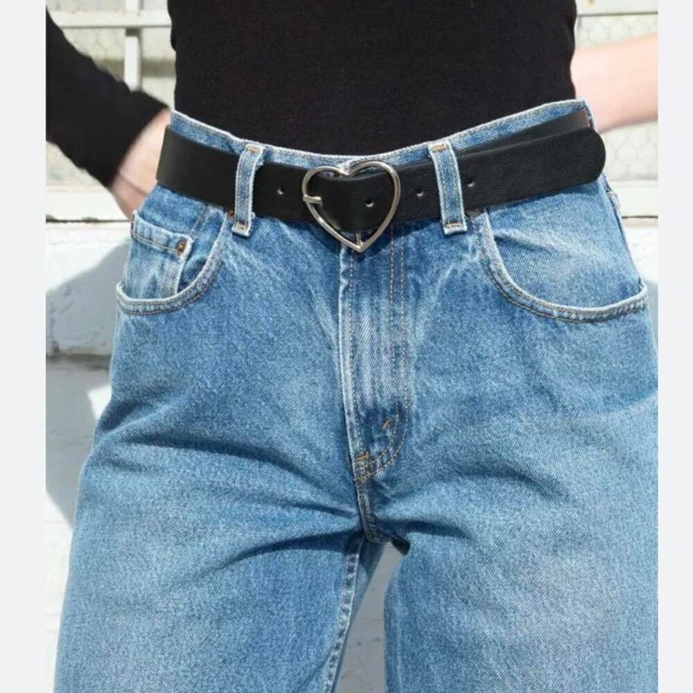 ✨BRANDY MELVILLE BLACK FAUX LEATHER SILVER HEART BELT✨